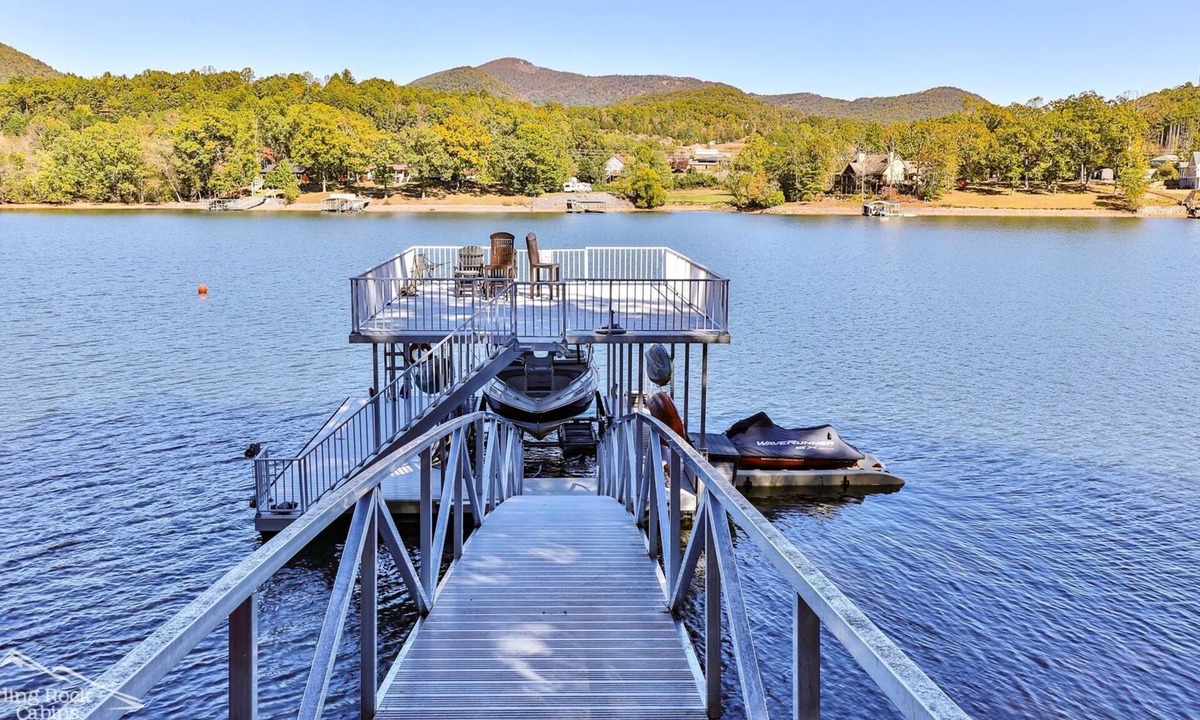 Hiawassee Cabin | Lake Reflections | Sleeps 6 | No Pet Fee | lakefront w/dock | paved | Hot Tub