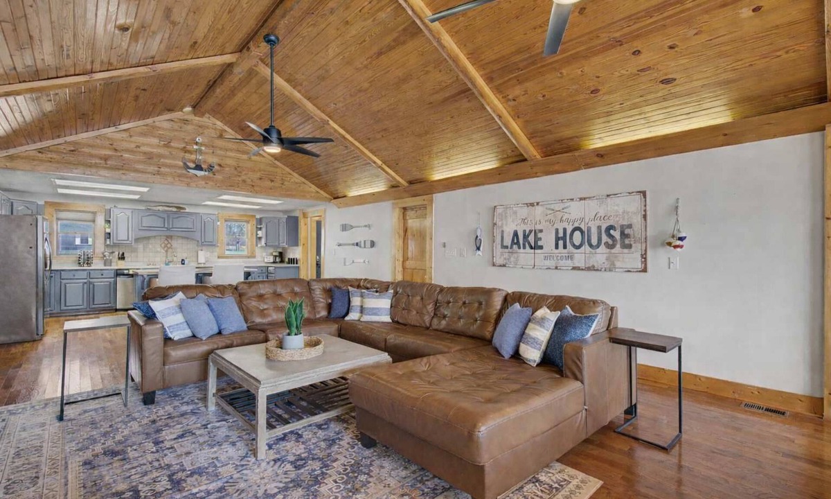 Cadiz Cabin | Lakefront Family Retreat Dock Hot Tub & Games