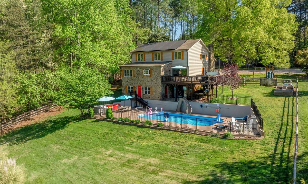 Troutman Resort | Lakefront on Lake Norman/Pool/Epic Game room/Pickleball Court/Hot Tub