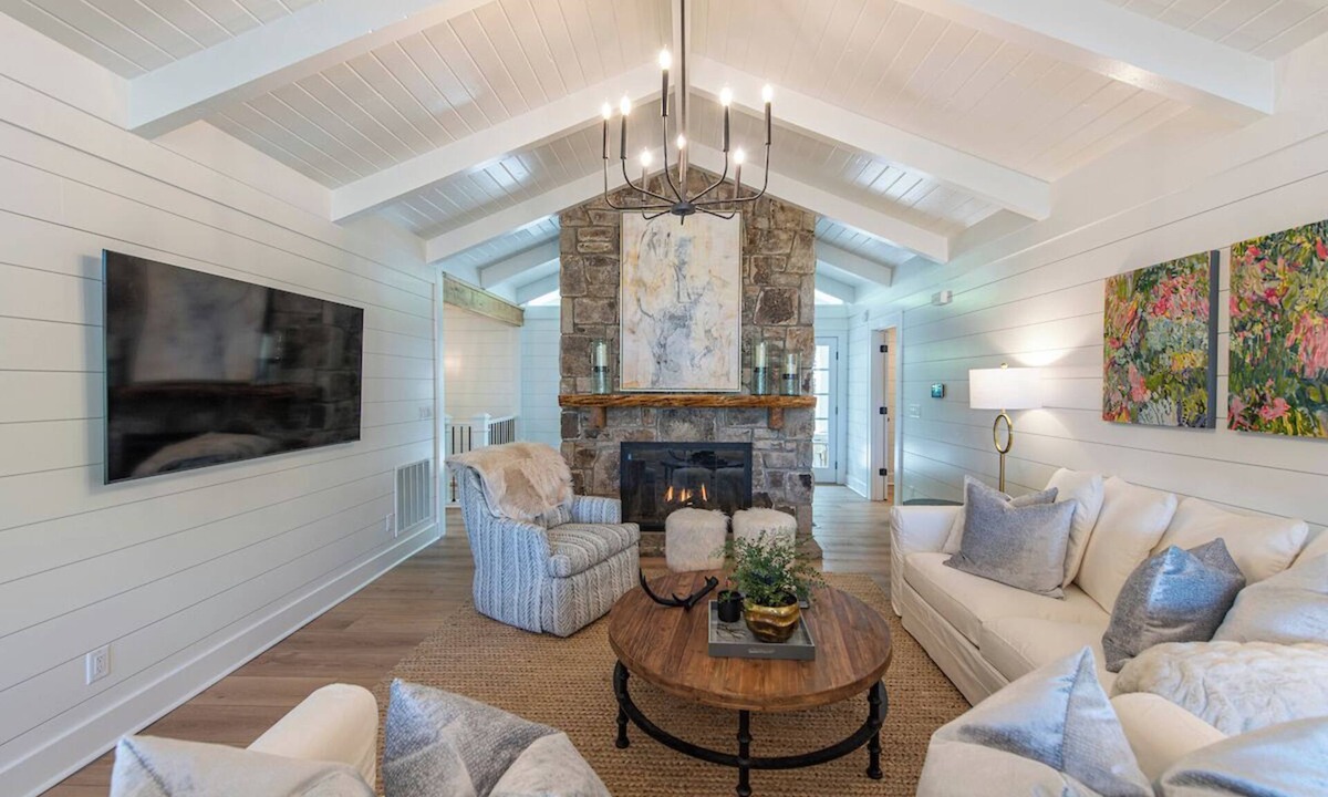 Lake Toxaway House | LAKEFRONT PROPERTY l DANCING BEAR