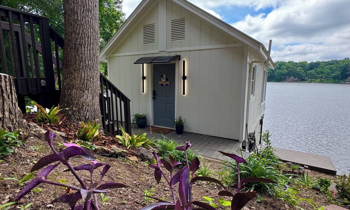 Snellville Cabin | Lakehouse getaway minutes from Stone Mountain