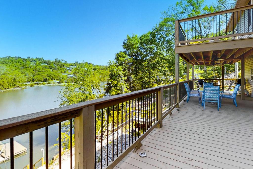 Rock Harbor House | Lakeside Cabin Retreat Sleeps 12 BBQ Grill Dock