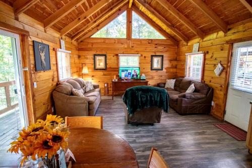 Columbia House | Large Log Cabin with Private Deck near Cumberland Lake, Perfect for a Relaxing Weekend in Nature