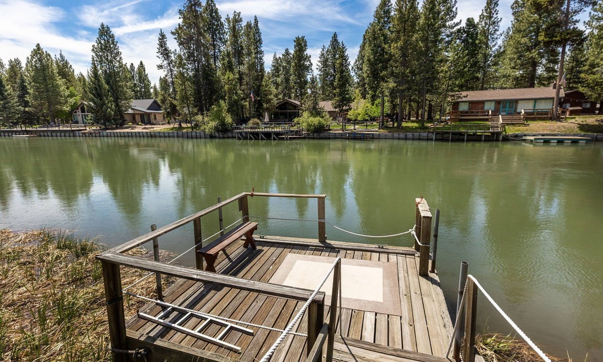 Oregon Water Wonderland House | Large Riverfront Home, Private Dock, Fire Pit