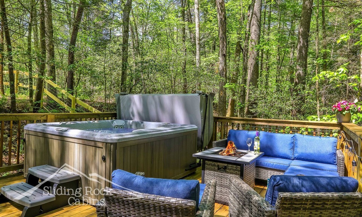 Ellijay Cabin | Laurel Overlook | No Pet Fees| Fenced yard | Sleeps 5 | Hot Tub