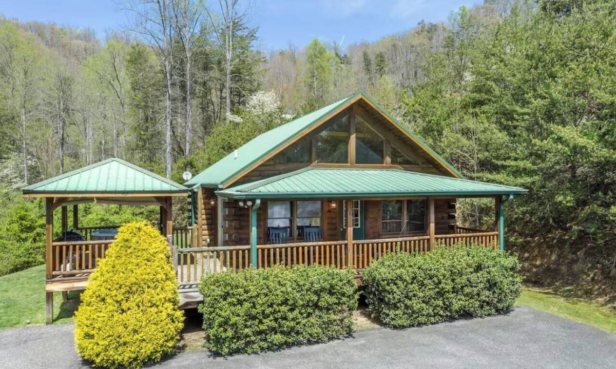Qualla Cabin | Lazy Log Cabin at Raccoon Retreat