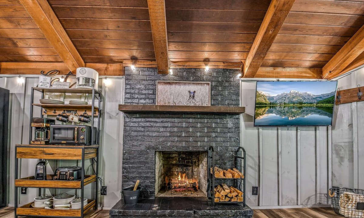 Townsend Cabin | Light'n Bug Bungalow 1 Bedroom Cabin by RedAwning