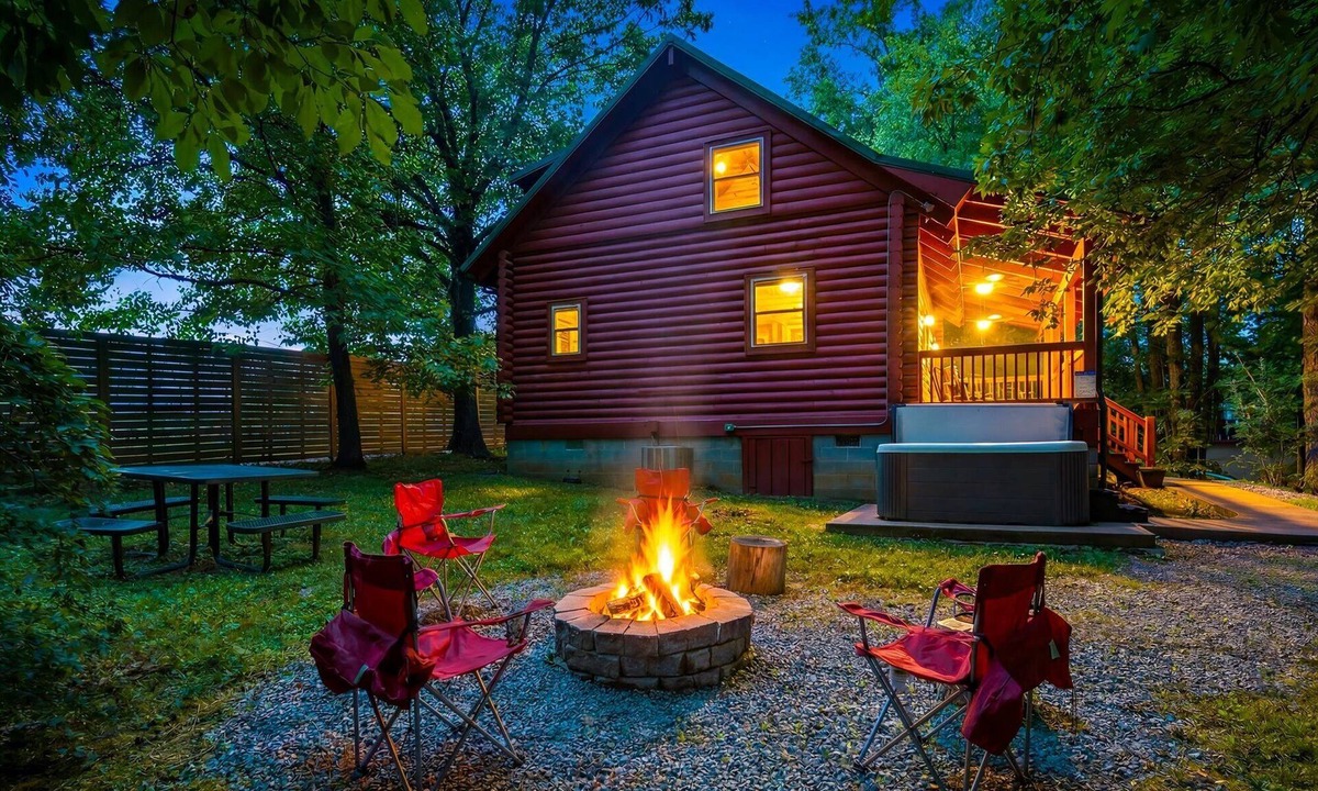 Knoxville Cabin | Little Joe Log Cabin, UTK/Neyland, Smokies, 16acres, FP, HotTub, Fishing, Pets