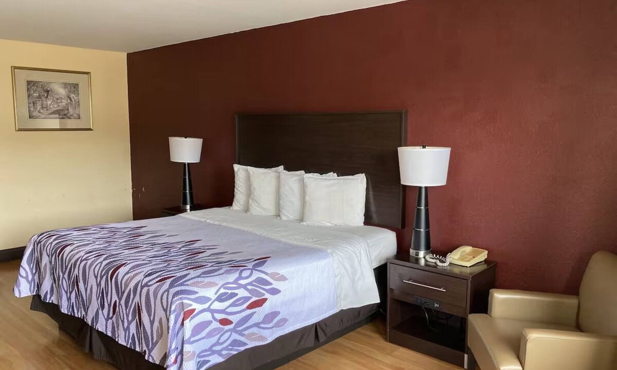Cleveland Hotel | Local Charm in a King Room Near Tennessee Nature & Attractions