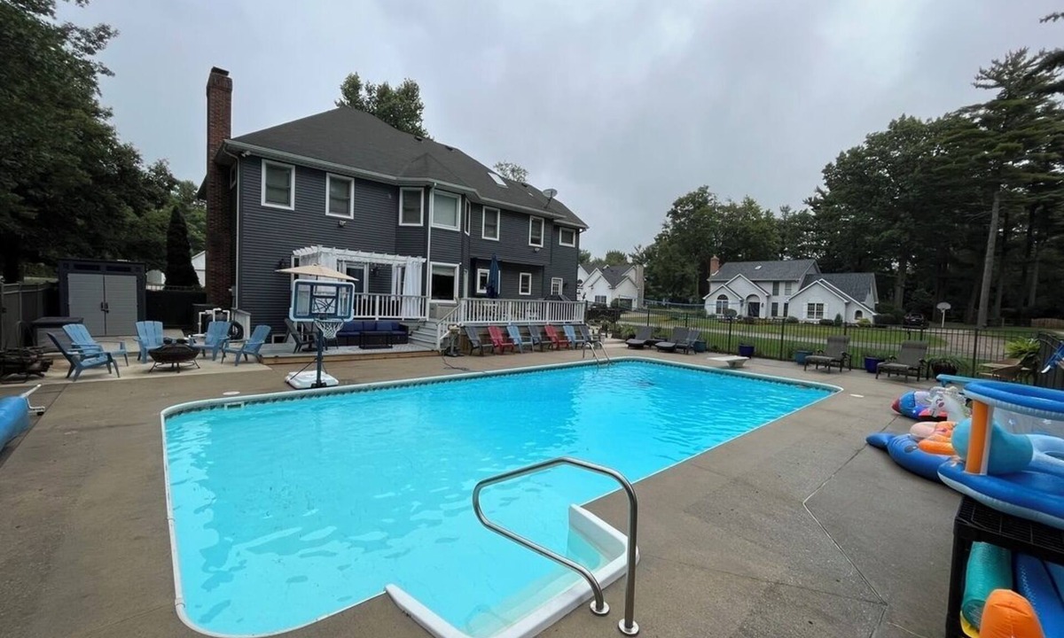 Granger House | LOCATION A+ Large Home sleeps 15, walk to dinner & shopping, <10 min to ND!