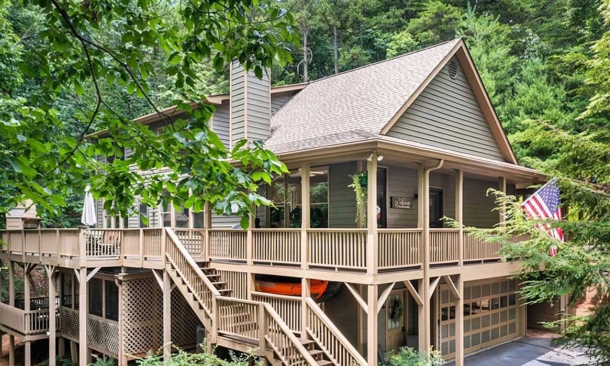 Big Canoe House | Location and Southern Charm in this large Big Canoe home!