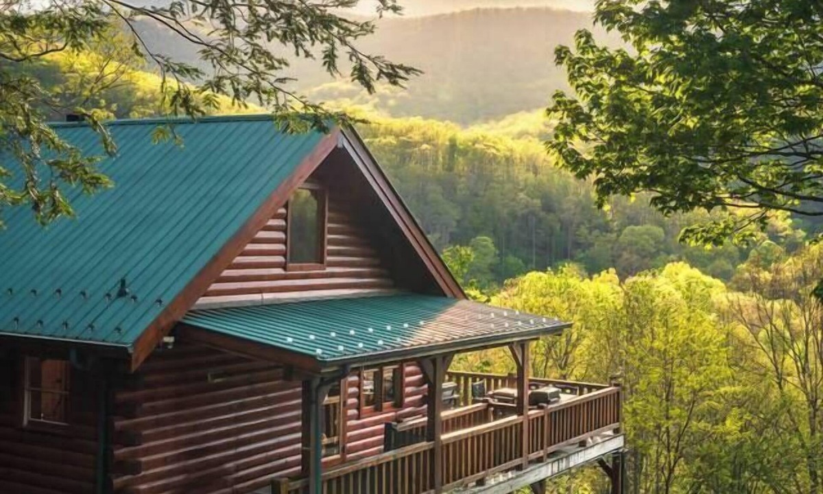 Burnsville Cabin | Log Cabin · 2BR · Black Mtn Views · Sleeps 5
