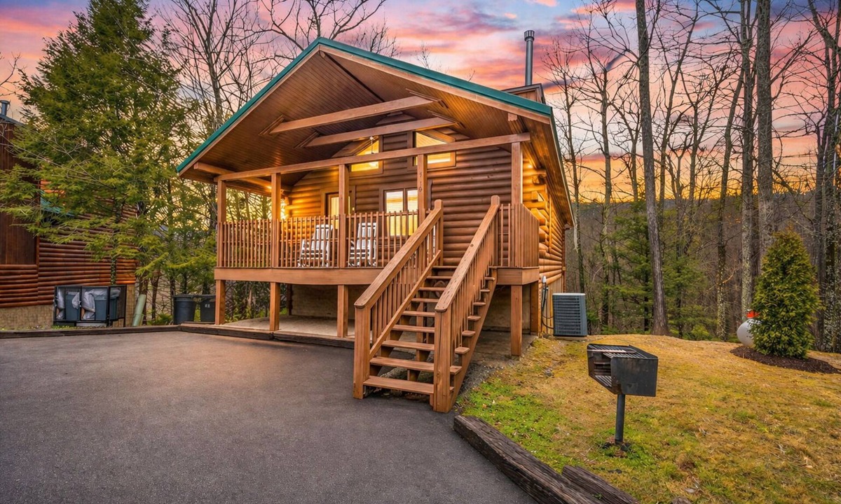 Gatlinburg Cabin | Log Cabin 5 Min to Gatlinburg Mountain View 2 King Suites Hot Tub