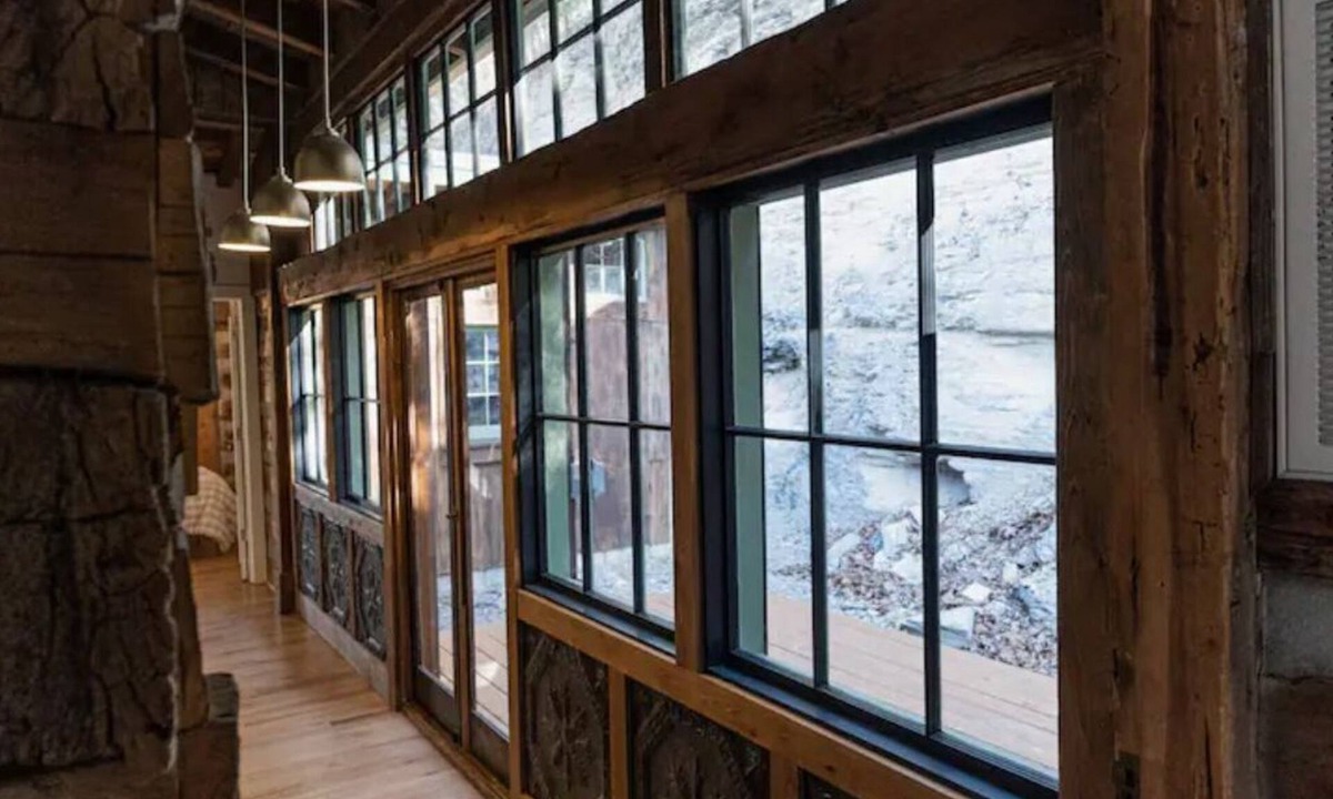 Hendersonville Cabin | Log Cabin Once Owned by Johnny Cash, short drive to Nashville Sleeps 6