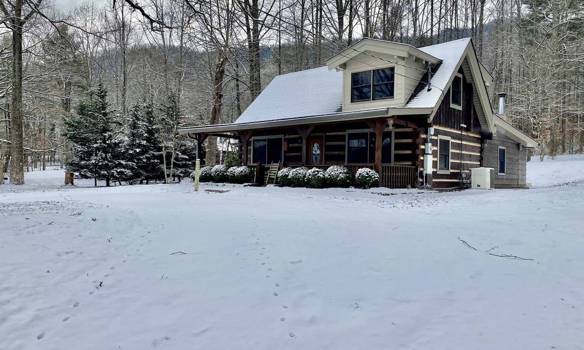 Townsend Cabin | Log Cabin, walk to National park trails and minutes from Gatlinburg with a view!