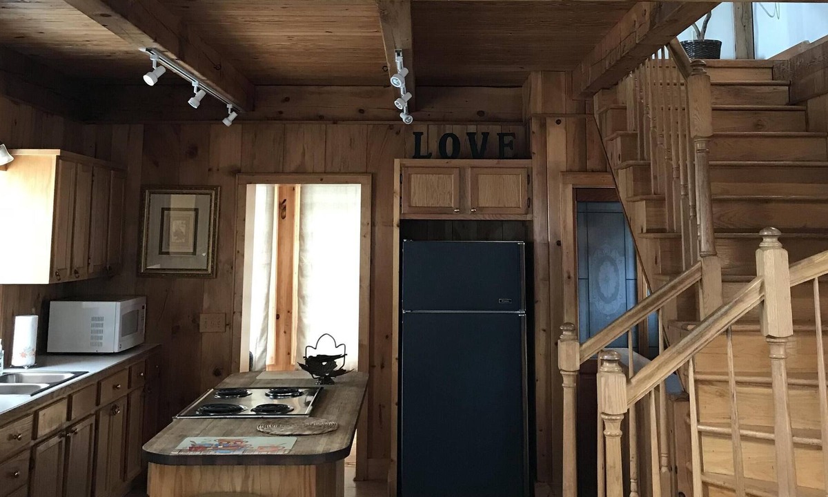 Jonesville Cabin | Log cabin with country ambiance located within city conveniences