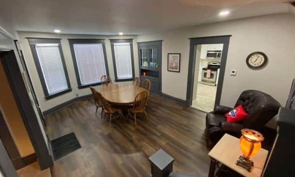 London Apartment | London Maisonette: Red Door Great space in a small town close to a big city!