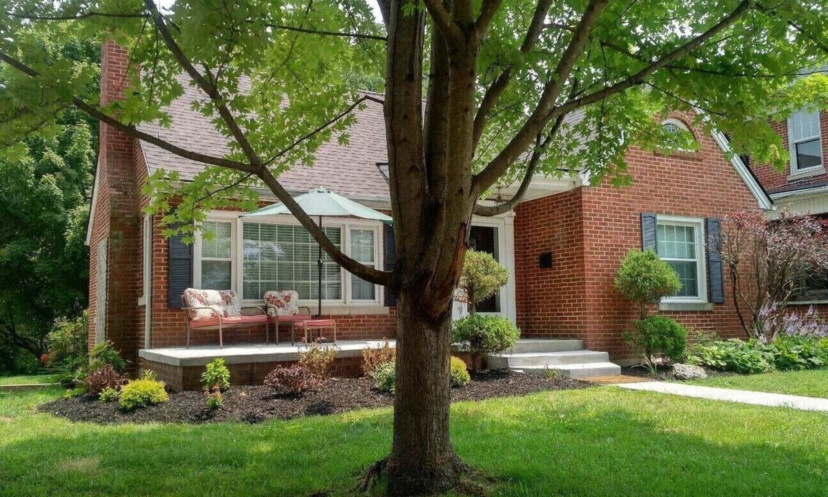 Richmond House | Lovely Home: Sleeps 9, Fire-pit, Walk to Downtown, EKU, & Parks; 2miles to I-75