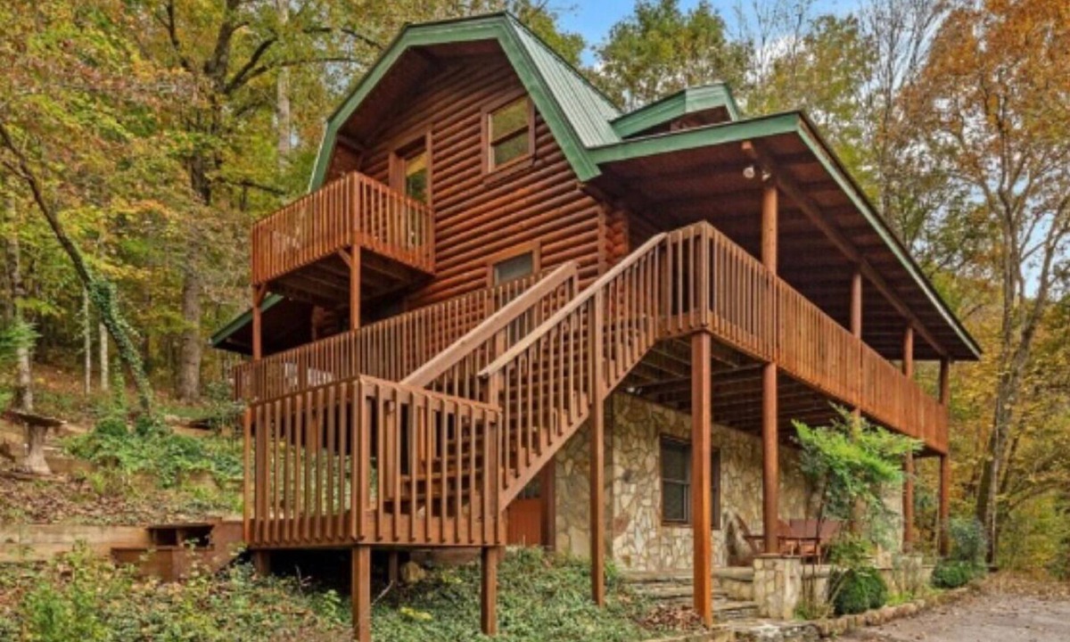 Lake Lure Cabin | Lucky Enough-Dog Friendly 3bd/2ba resort access- Mr Lake Lure Vacation Rentals -