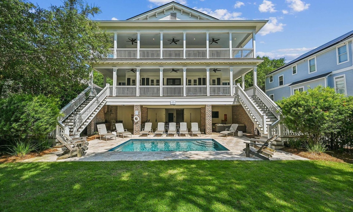 Folly Field House | Luxury 2nd Row Home, Chefs Kitchen, Pool, Free Golf, Great for Entertaining