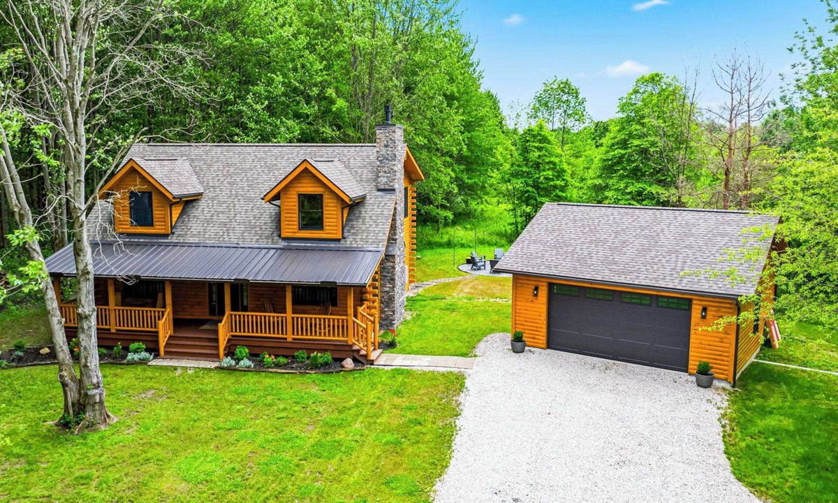 Austinburg Cabin | Luxury 3BR Authentic Log Cabin Retreat w/Hot Tub-Near Wineries, GOTL & Spire
