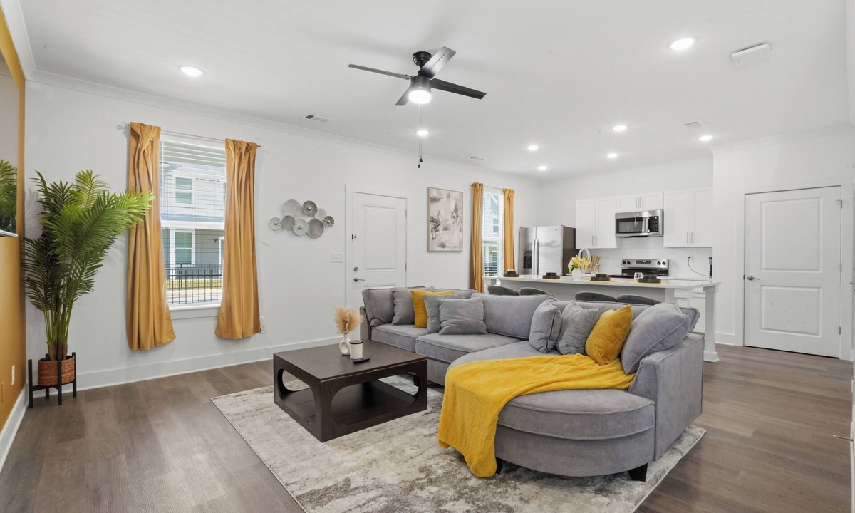 Cliftondale House | Luxury 3BR Townhome near ATL Airport & Downtown w/garage