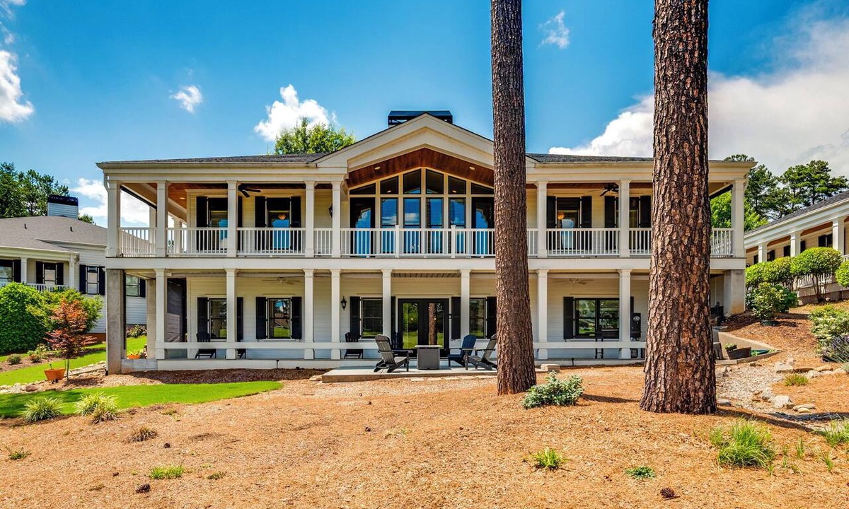 Tigerville Cottage | Luxury 6-bedroom house with golf course view and pool in charming Travelers Rest