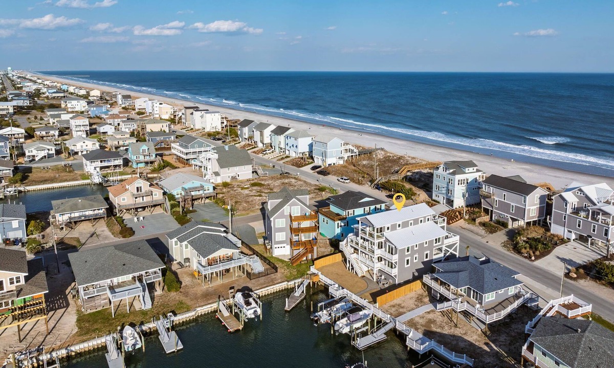 Topsail Beach House | Luxury Costal Estate Home, Free Early Check in Sun-Sun, Kayak, Hot Tub, Elevator