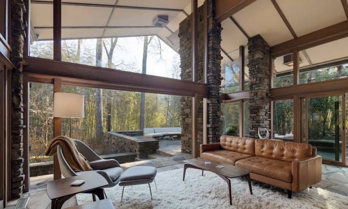 East Memphis House | Luxury Fay Jones Home - Hot Tub - Movie Theater