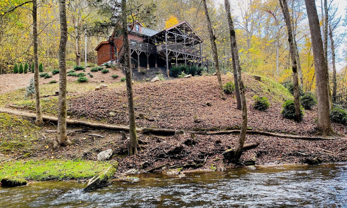 Topton Cabin | Luxury Log Cabin in Nantahala and close to Bryson City and NOC rafting!