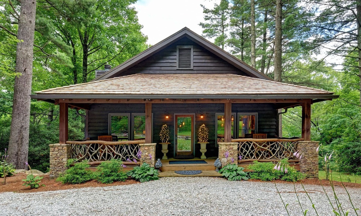 Highlands Cabin | Luxury Mountain Cabin, Quiet NBRHD near Glen Falls, Mins to Main St, Highlands!