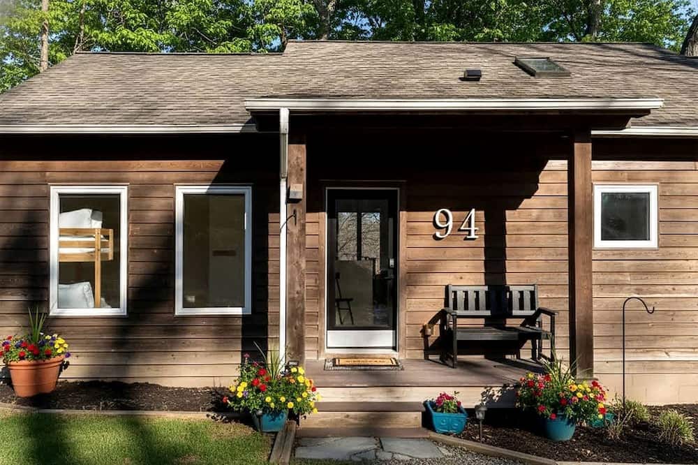 Afton Cabin | Luxury Mountain Cabin with Hot Tub & Panoramic Views Near Blue Ridge Parkway, Afton VA