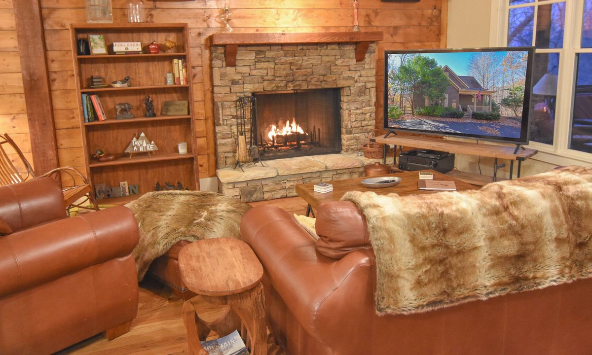 Big Canoe Cabin | Luxury Mountain Retreat | Cozy Fireplace, View & Hot Tub!