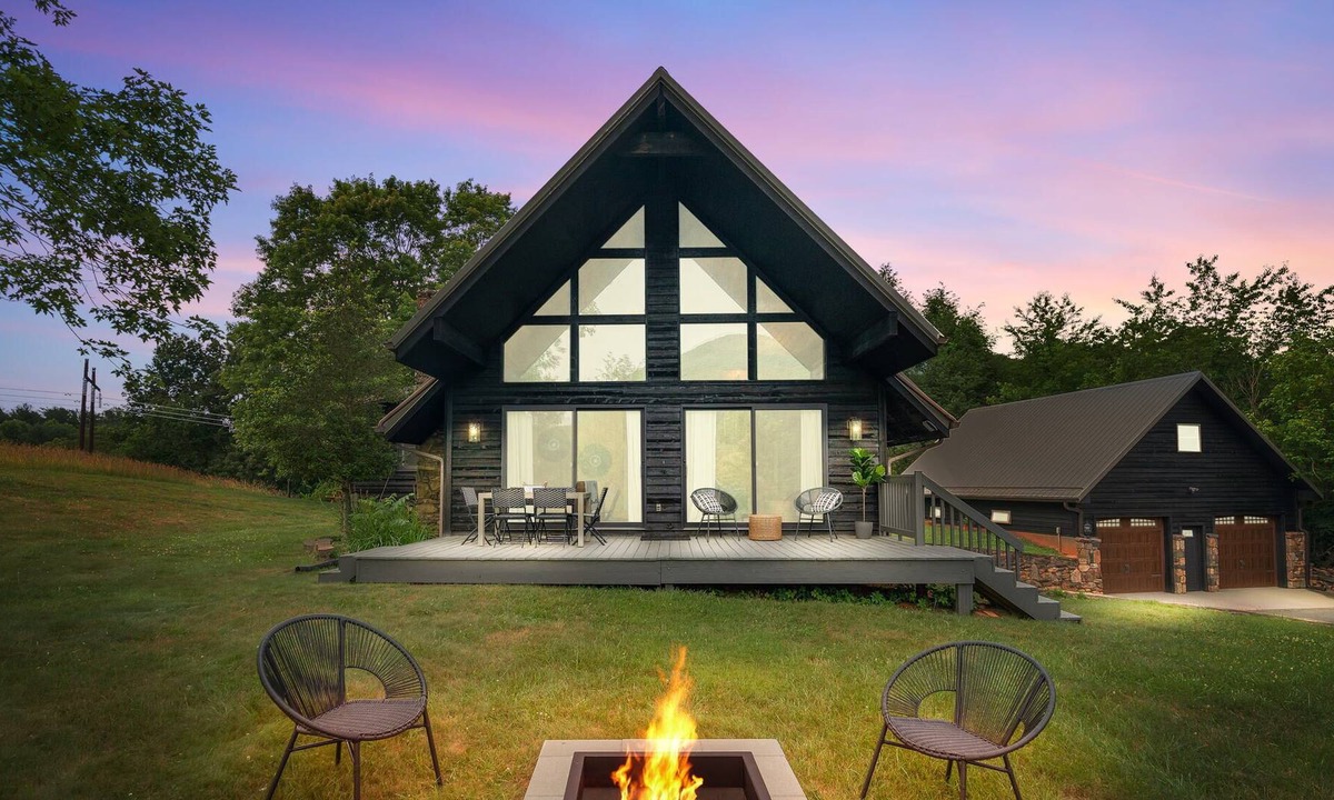 Leicester Cabin | Luxury Mountain Retreat by AvantStay | Hot Tub