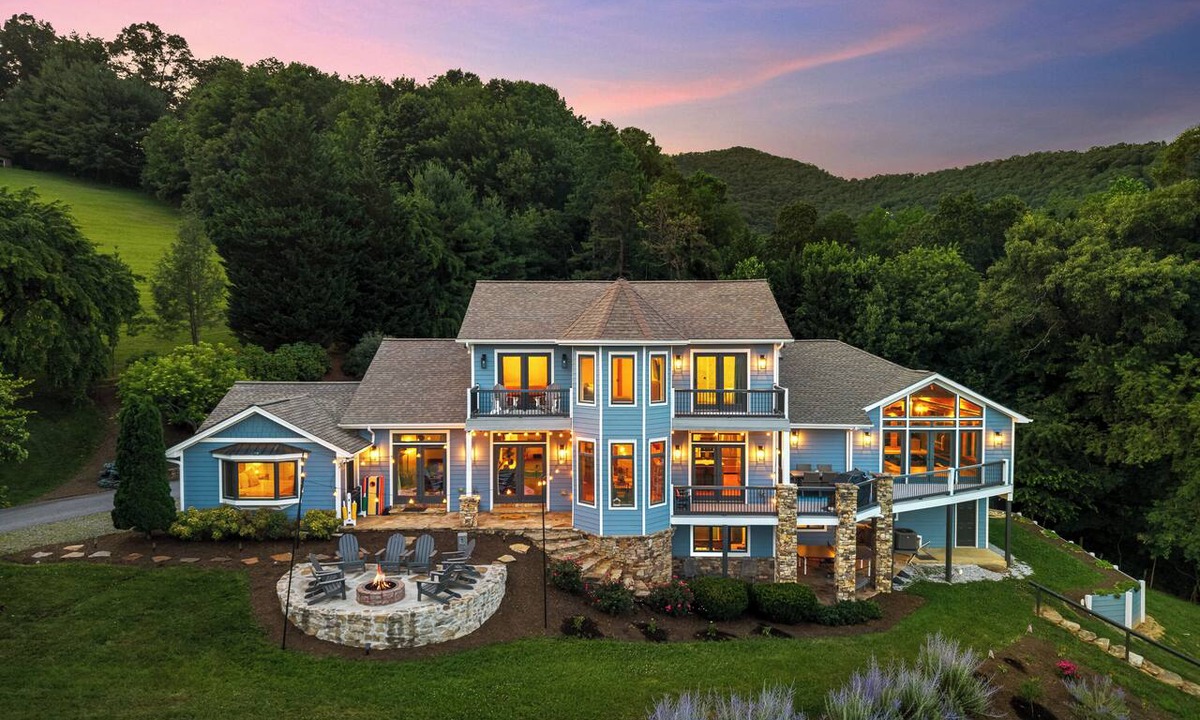 Clyde House | Luxury Mountain Retreat, Swim Spa, Sauna, Game Room & Mountain Views