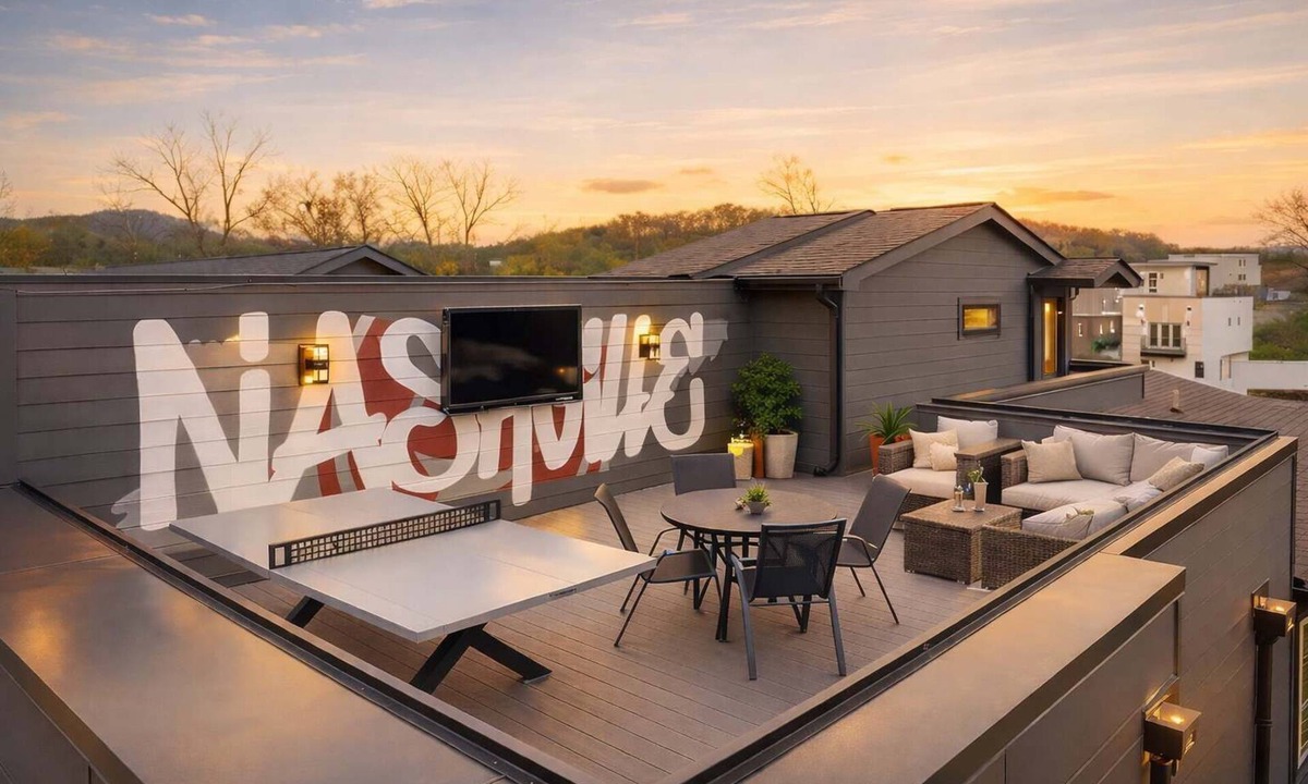 Haynes Area House | Luxury Nashville retreat w/rooftop lounge & pool