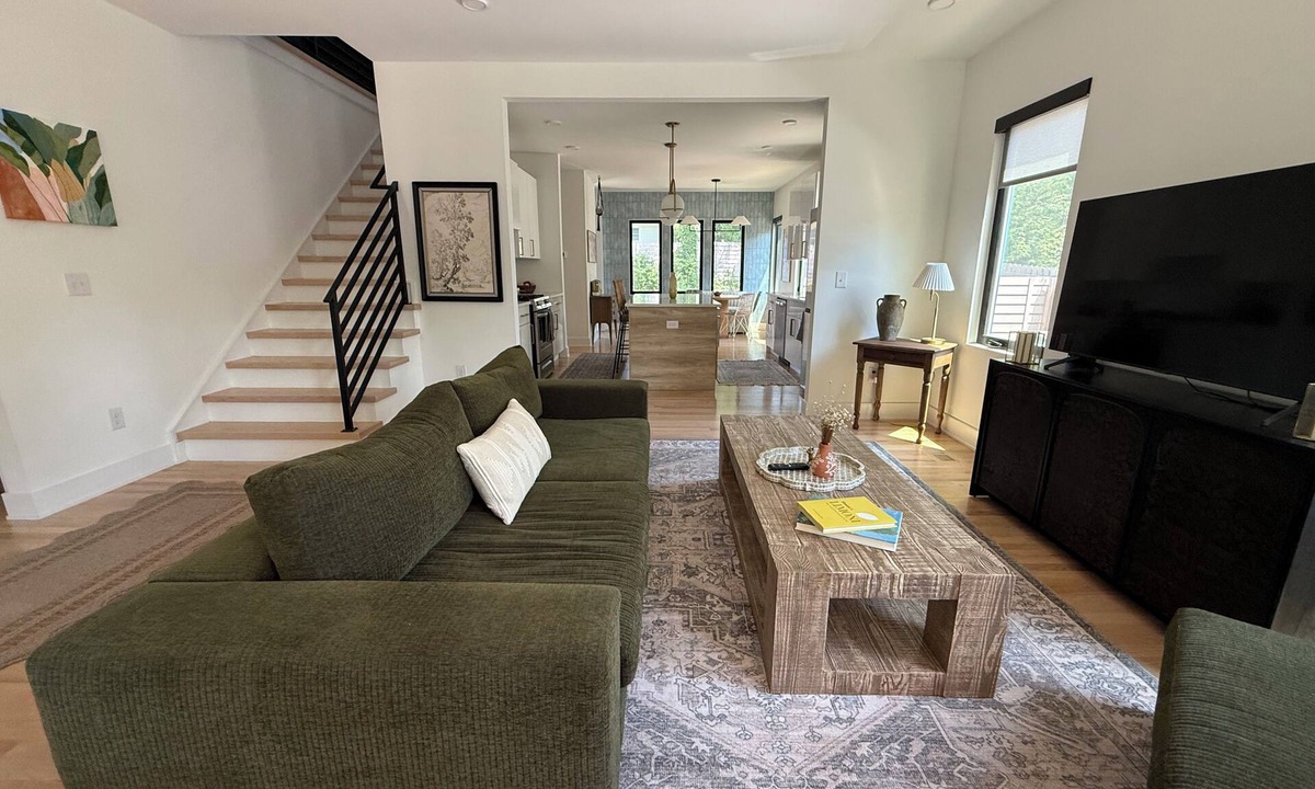 Lincoln Heights House | Luxury Retreat - Sleeps 10–14/Uptown & South End