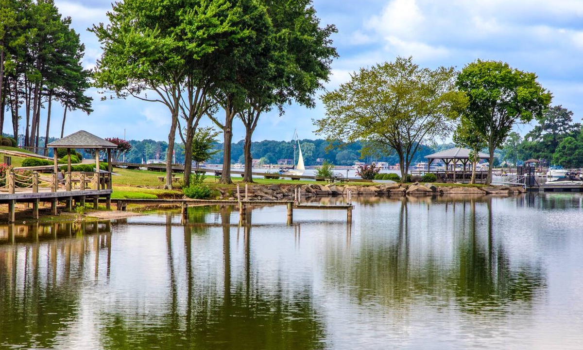 Cornelius Condo | Luxury Top-Floor Lake Norman Condo, Private Deck with Panoramic Lake Views