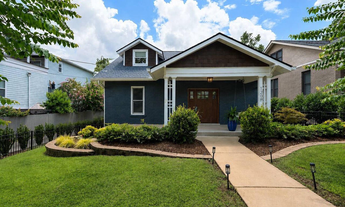Belmont - Hillsboro House | 🌸 Magnolia House @ 12 South | Private Pool | Sleeps 10 | Fireplace