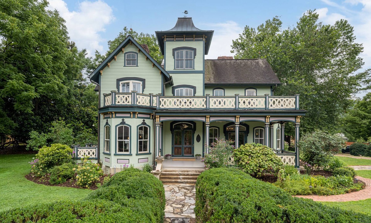 Hot Springs House | Magnolia House estate - family reunions, micro-weddings, retreats.