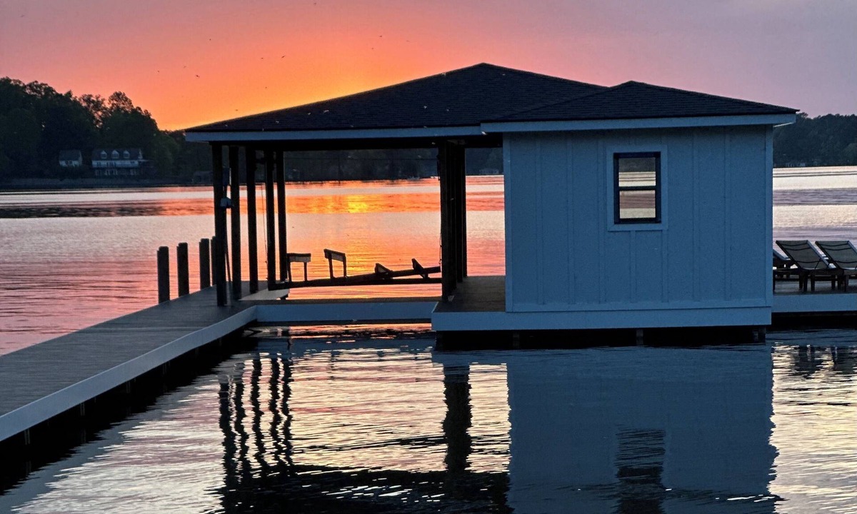 Littleton House | Main Lake Private Dock Bring the Boat Spacious Home Flat Yard & Fire Pit