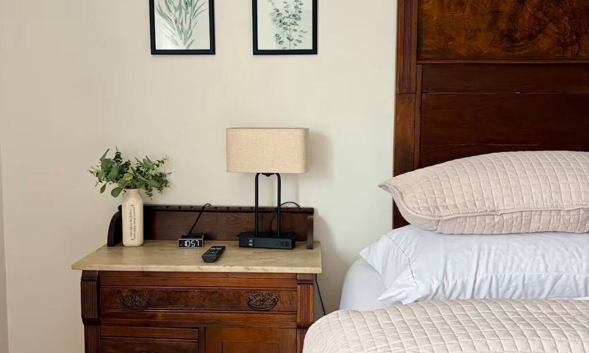 Ansted House | Main Street Stay - NRG - cozy apartment minutes from outdoor adventures