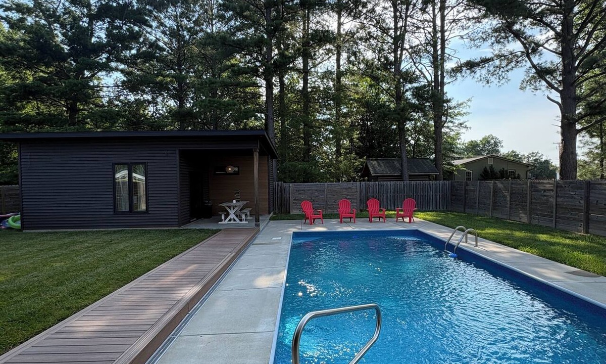 Marion Cottage | Marion Cabin private pool, pickleball, park, walking paths, and put-put golf