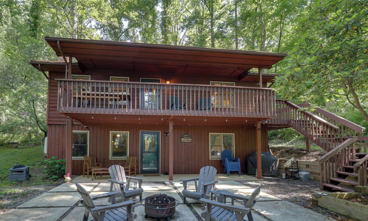 Weaverville Cabin | Mins from AVL, Woodsy Weaverville Retreat