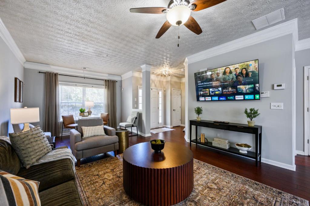 Woodstock House | Modern 3BR Townhome Near Downtown Woodstock