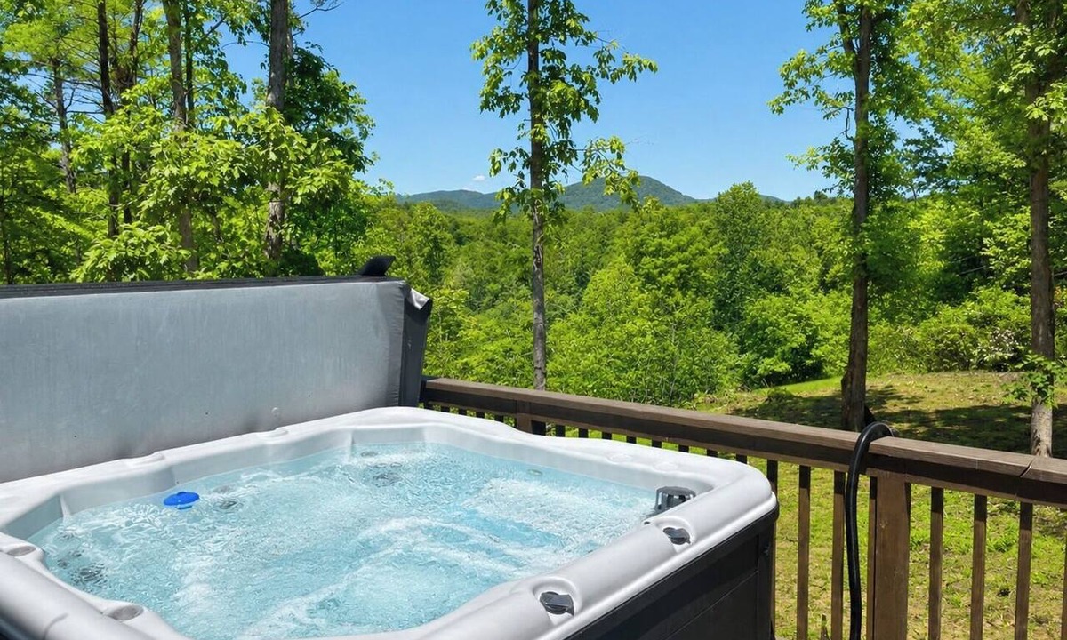 Dahlonega Cabin | Modern Cabin w/Hot Tub Near Dahlonega Wineries