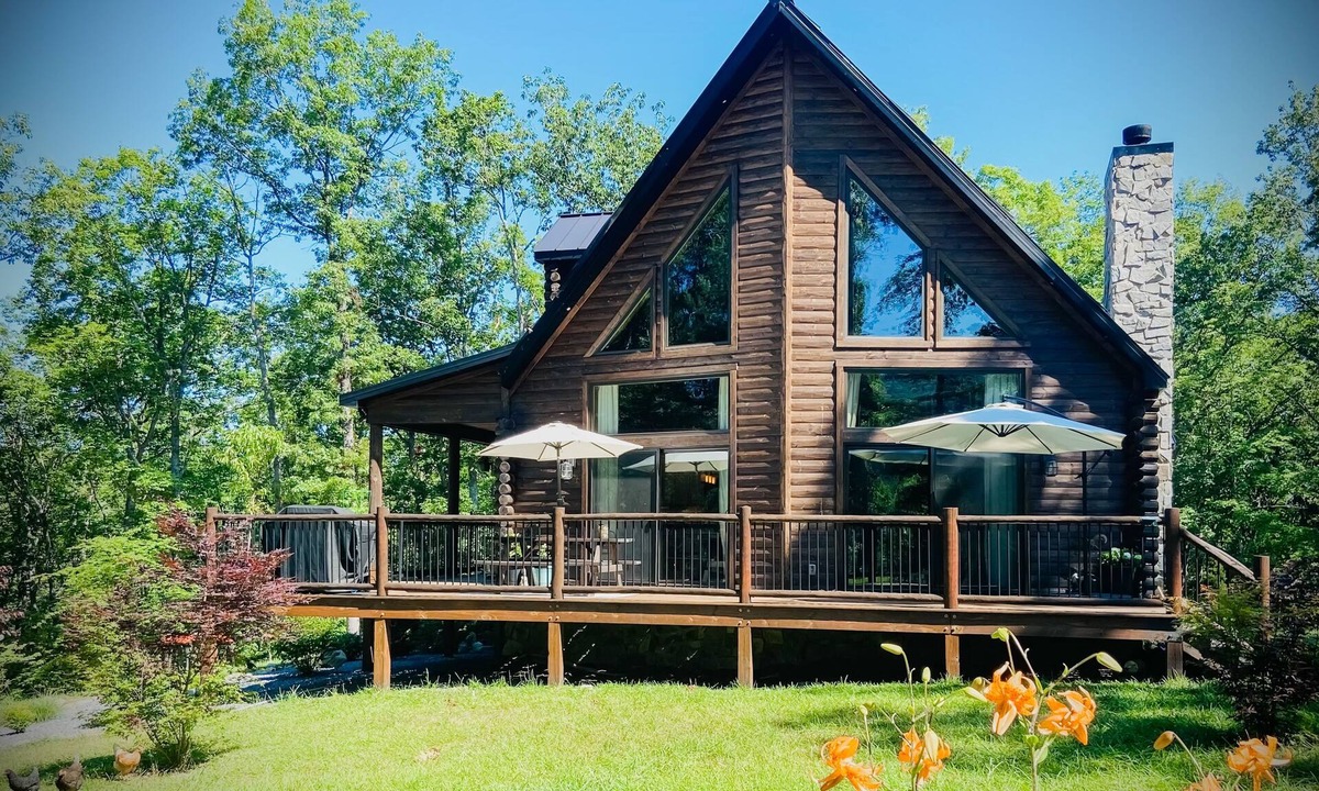 Gore Cabin | Modern cabin with fire pit, private hot tub, mountain views + dog friendly