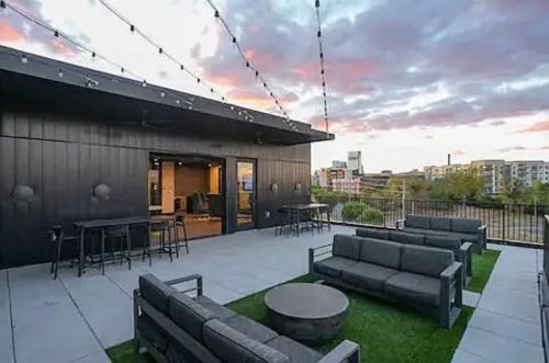 Rolling Mill Hill House | Modern Condo for 6 with Rooftop & Gym Near DT