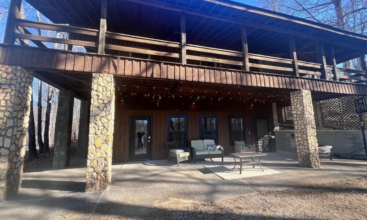 Franklin Cabin | Modern Forest Cabin: Hot Tub, Lake & Hiking Trails