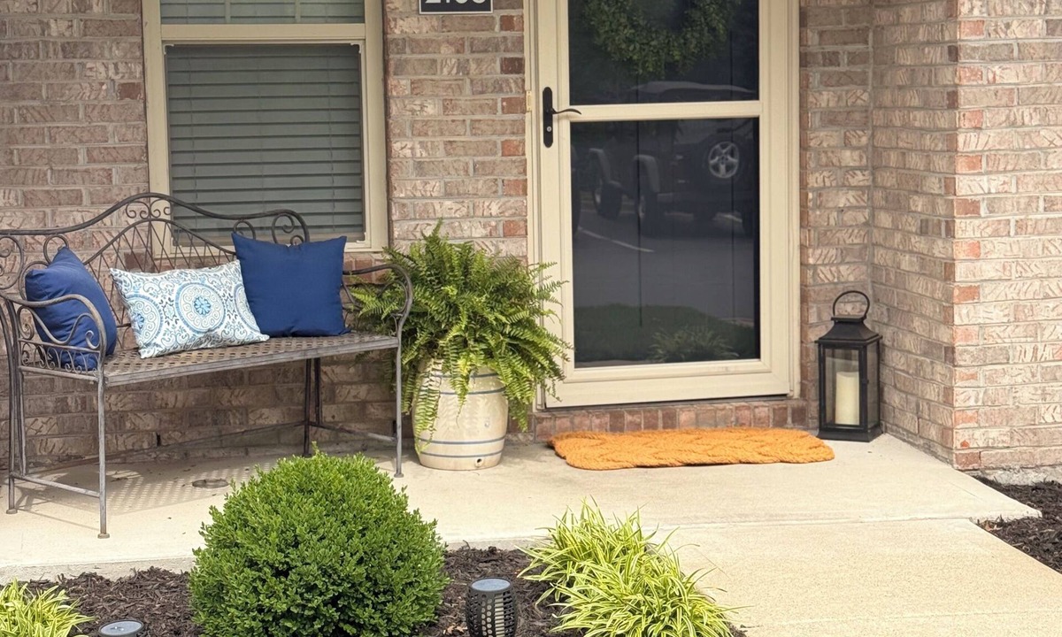 Lexington House | Modern living in upscale 3 bedroom townhouse located in the heart of Lexington